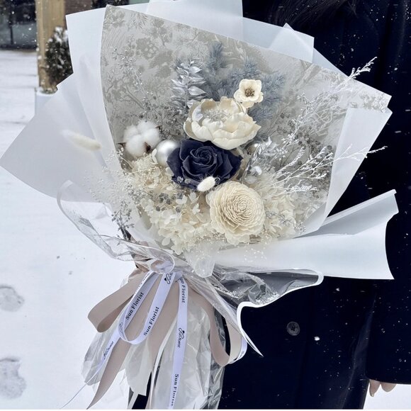 Snow Queen Bouquet – A Regal Winter Elegance ❄️💙